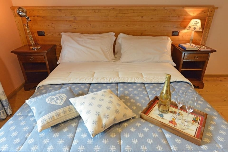 Desk, soundproofing, free WiFi, bed sheets