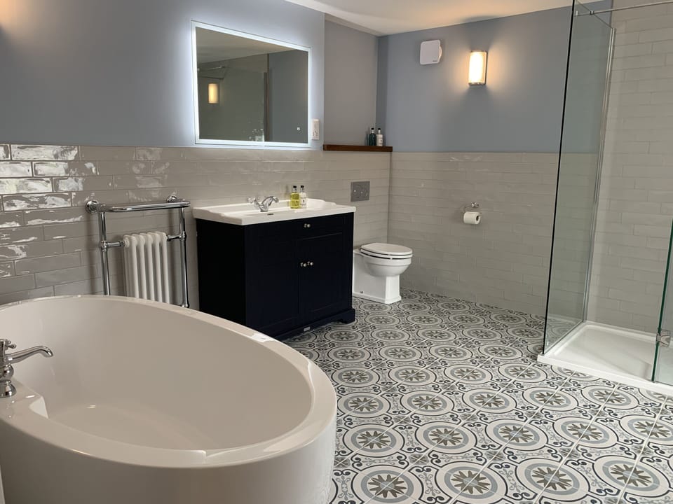 Luxury Room | Bathroom | Free toiletries, towels