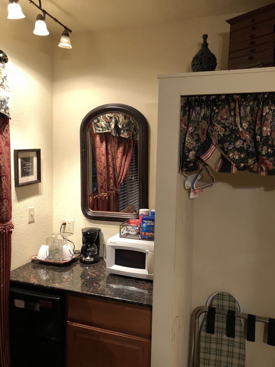 Autumn Breeze at All Seasons Inn  | Room amenity