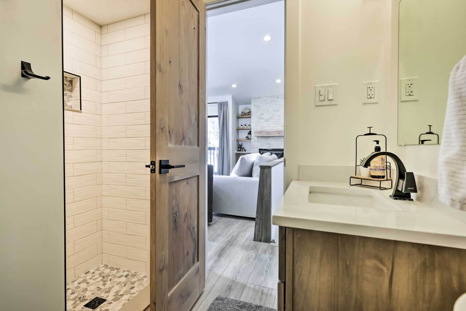 Chic Condo w/ Fireplace: Walk to Main St Frisco! Apartment in Frisco