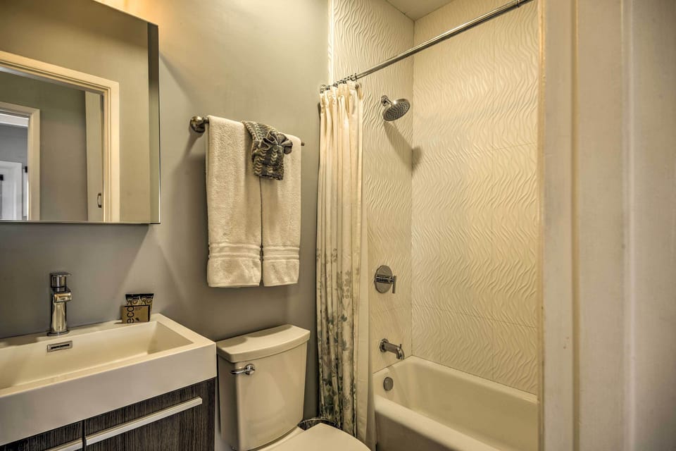 Remodeled Ventura Beach Home With Yard & Fire Pit! Cottage in Ventura
