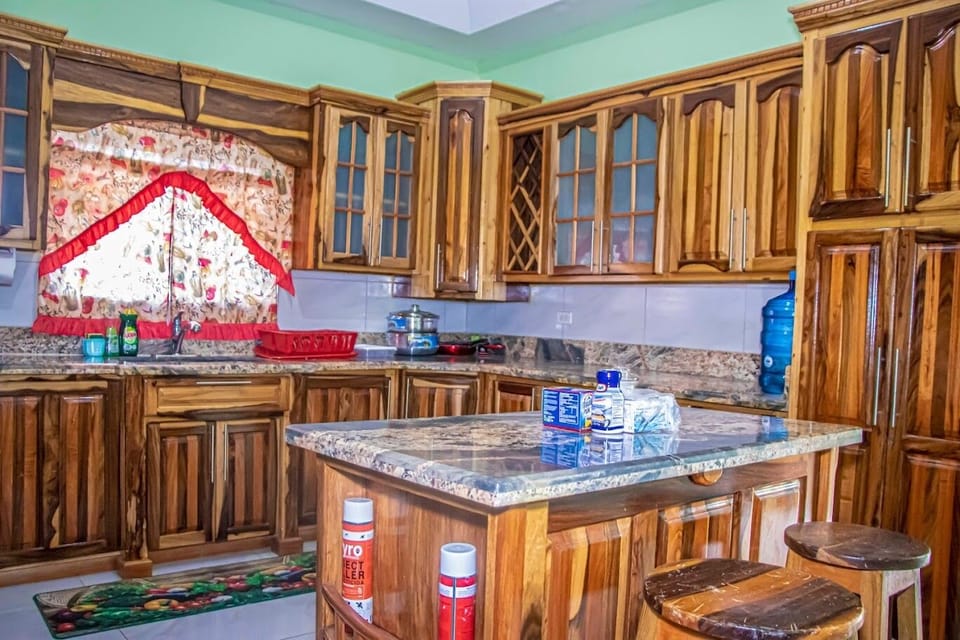 Full-size fridge, microwave, oven, stovetop