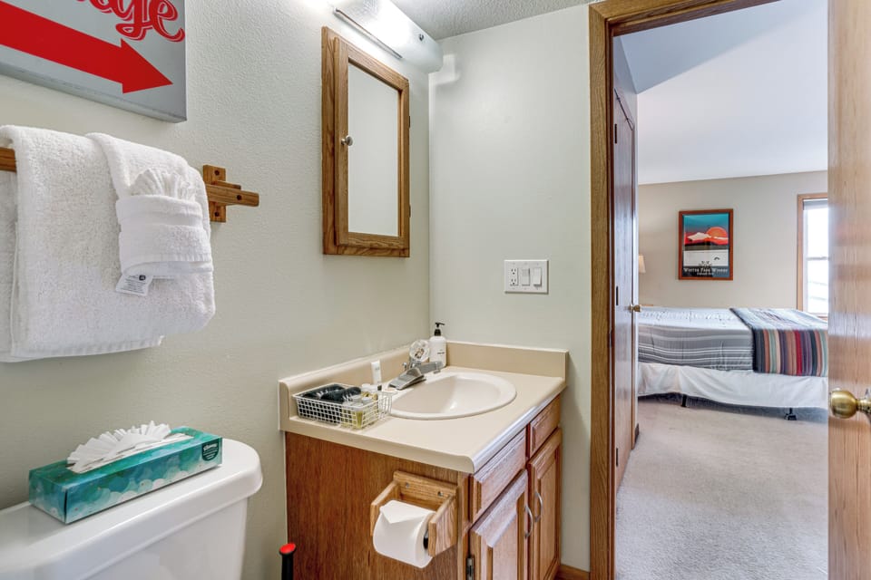 Silverthorne Condo: New Pool & Hot Tub + Fireplace Apartment in Wildernest