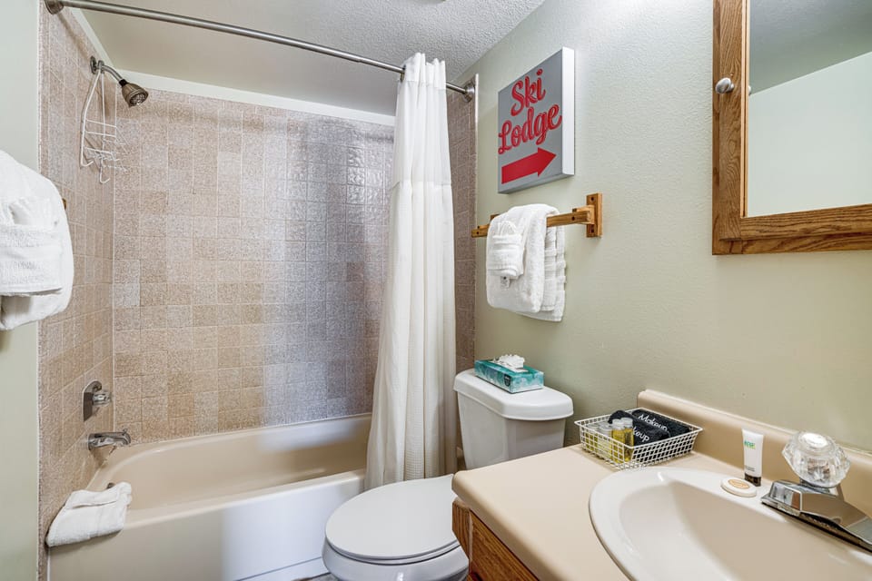 Silverthorne Condo: New Pool & Hot Tub + Fireplace Apartment in Wildernest
