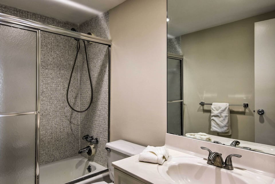 Beachfront Condo w/ Pool Access in Hollywood! Apartment in Hollywood Beach