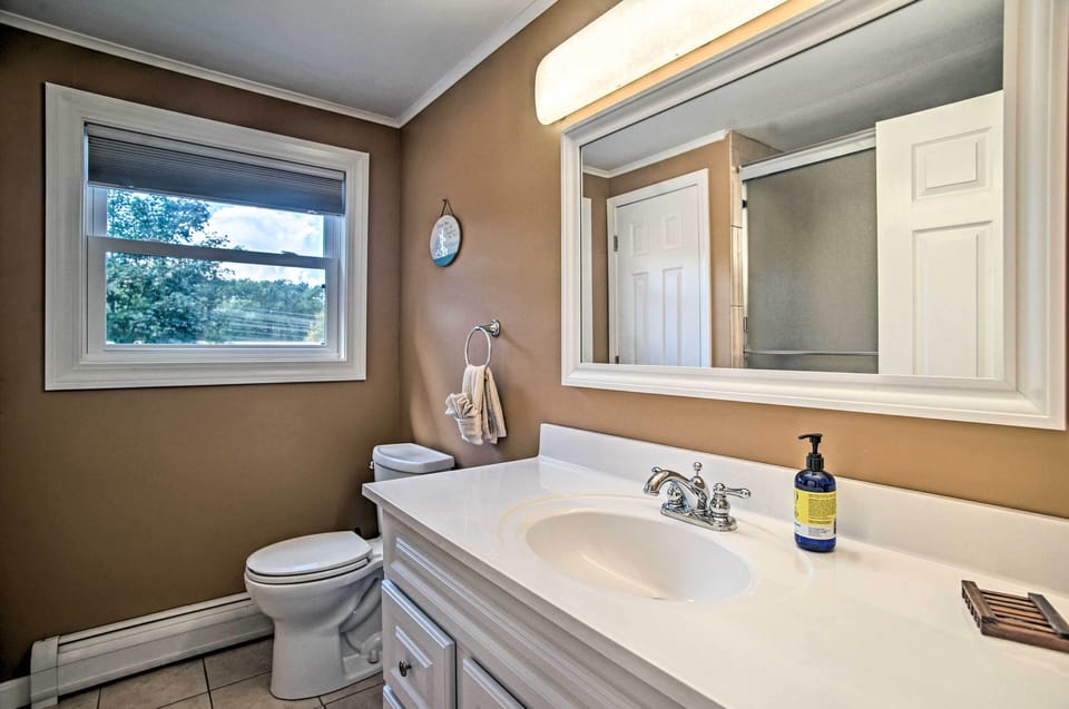 Family-friendly Tisbury Escape - Walk to Town Cottage in Vineyard Haven