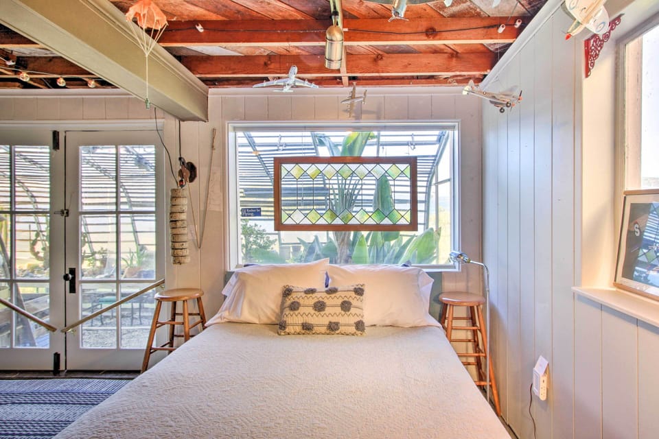 Gas Fire Pit, Views & Beach Access: Waterfront Cottage in University Place