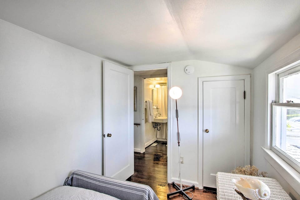 Gas Fire Pit, Views & Beach Access: Waterfront Cottage in University Place