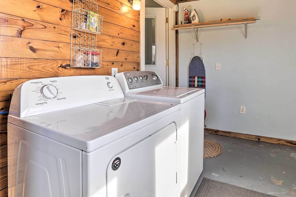 Family Home w/ Deck, 2 Mi to Lake Cumberland Cottage in Lake Cumberland