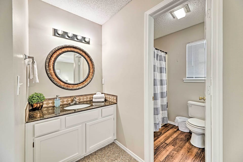 Fayetteville Home w/ Hot Tub ~ 3 Mi to U of A! Cottage in Fayetteville