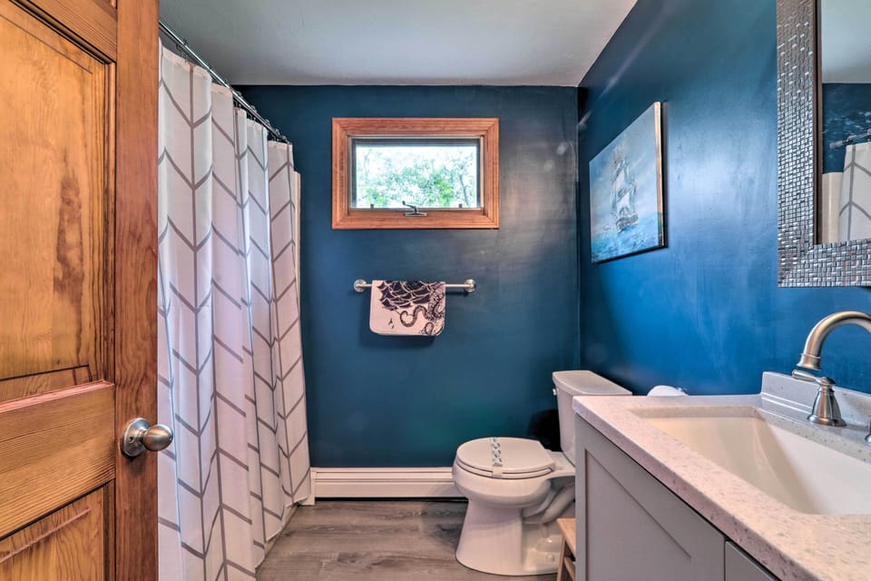 Walk to Main Street: Cozy Cottage in Hyannis Cottage in Hyannis