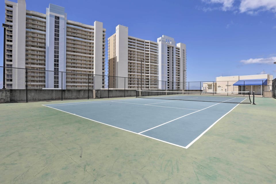 Gulf Views! 9th-floor Majestic Beach Resort Condo Apartment in Long Beach