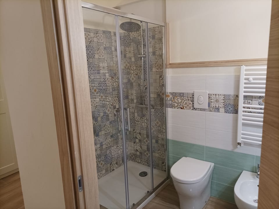 Exclusive Room, 1 Queen Bed | Bathroom | Free toiletries, hair dryer, bathrobes