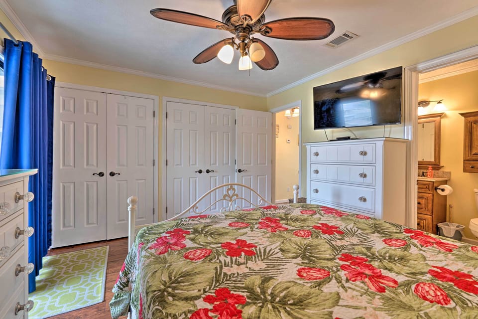 Convenient PCB Condo w/ Pool Access: Walk to Beach Apartment in Lower Grand Lagoon