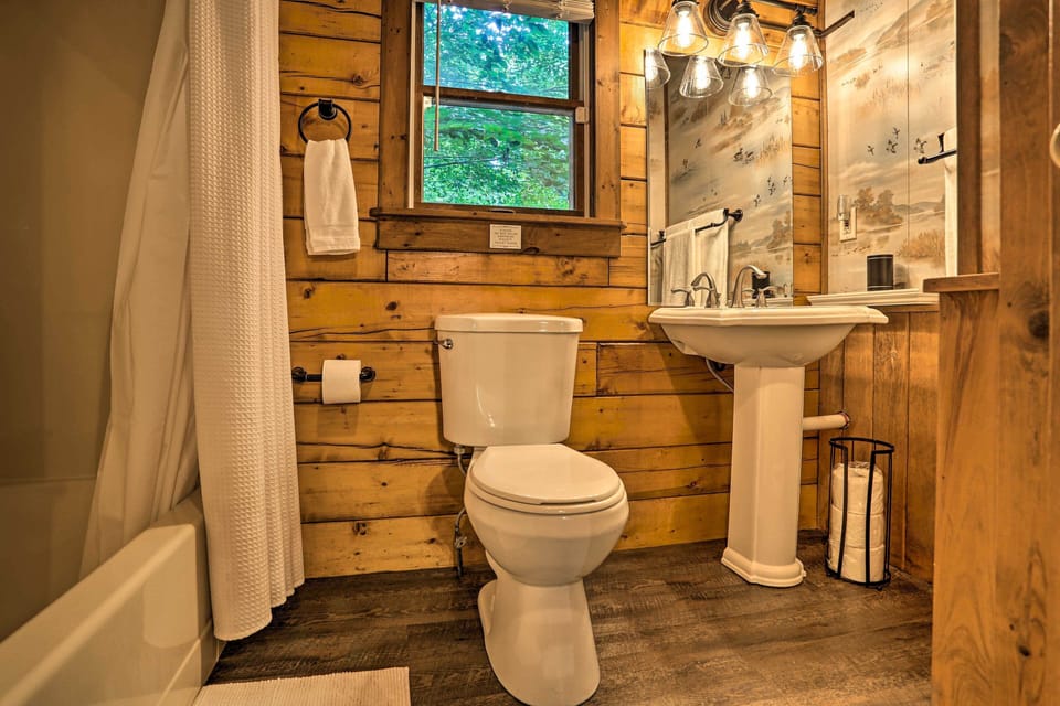 Pocono Log Cabin: Fireplace, Fire Pits & Amenities Cottage in Coolbaugh Township