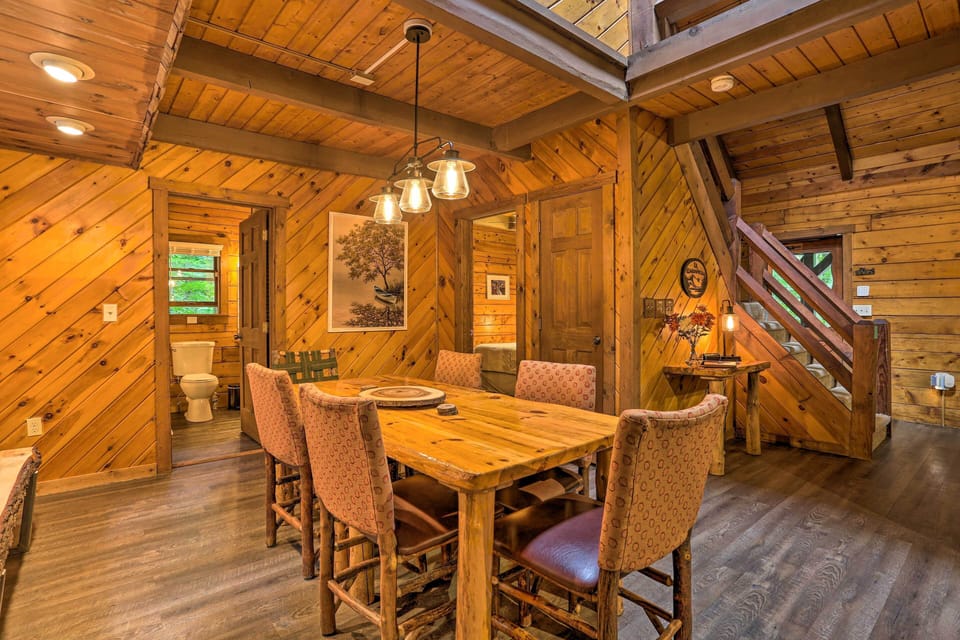 Pocono Log Cabin: Fireplace, Fire Pits & Amenities Cottage in Coolbaugh Township