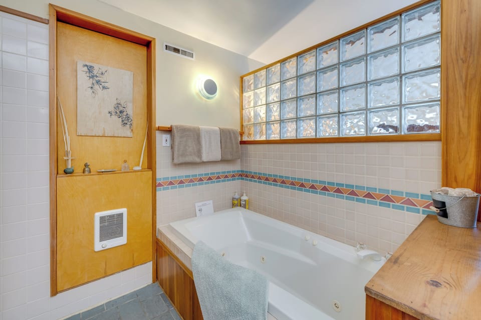 Walk to Seaside Beach! House w/ Hot Tub & Deck Cottage in Seaside