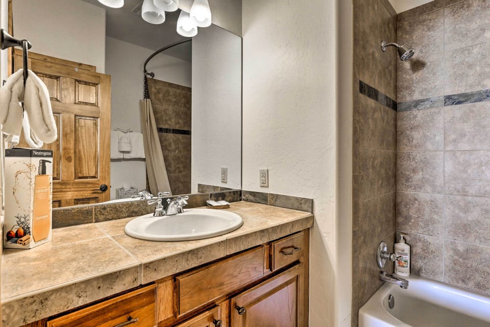 Luxe Rocky Mtn Retreat w/ Hot Tub - By Winter Park Cottage in Tabernash