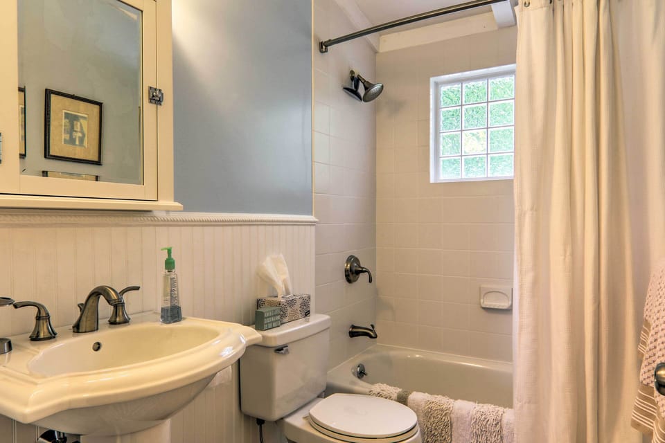 Near Craigville Beach & Main St! Sunny Cottage Cottage in Hyannis Port