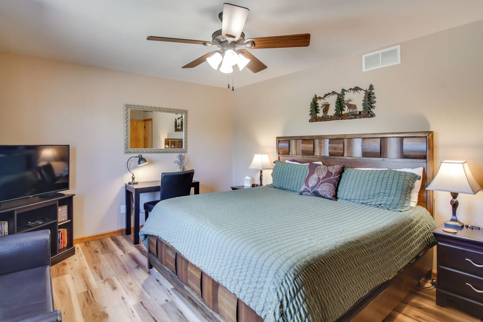 Fireplace & Mtn Views: Estes Park Home w/ Deck! Apartment in Estes Park