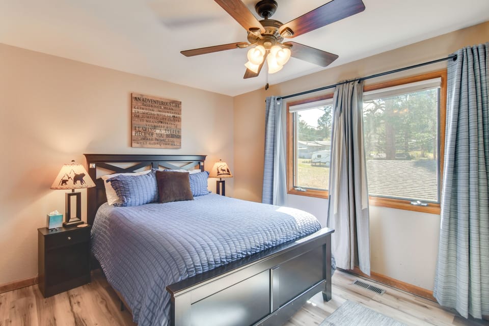 Fireplace & Mtn Views: Estes Park Home w/ Deck! Apartment in Estes Park