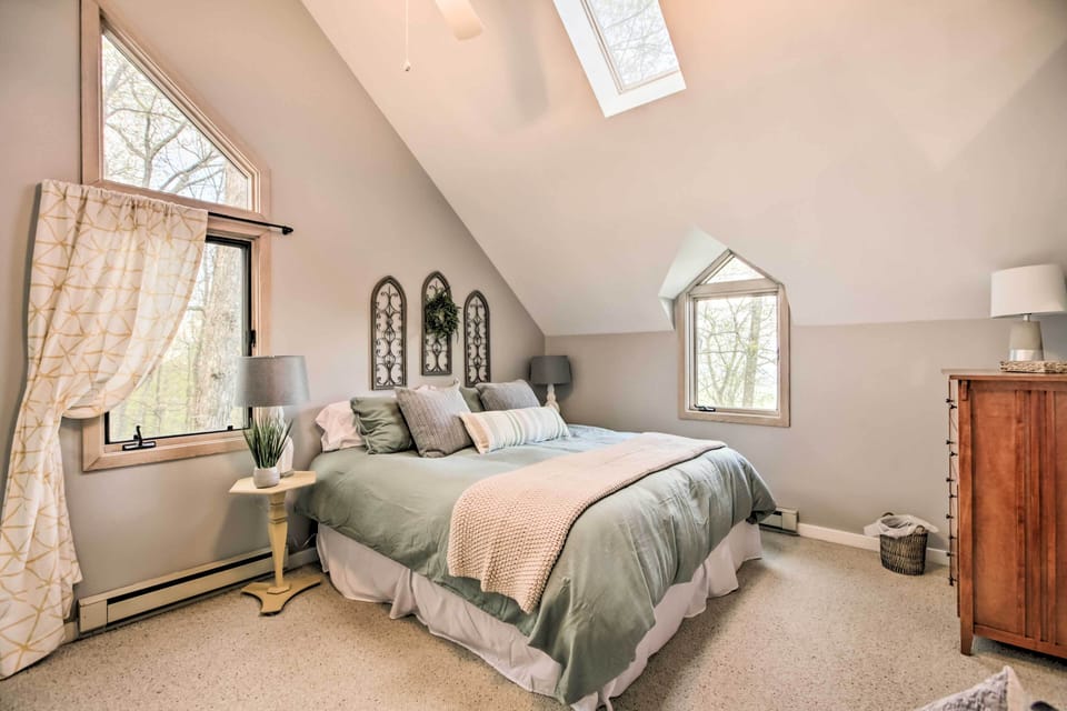 Serene Hideaway With Views, 1 Mi to Hike & Ski! Cottage in Massies Mill