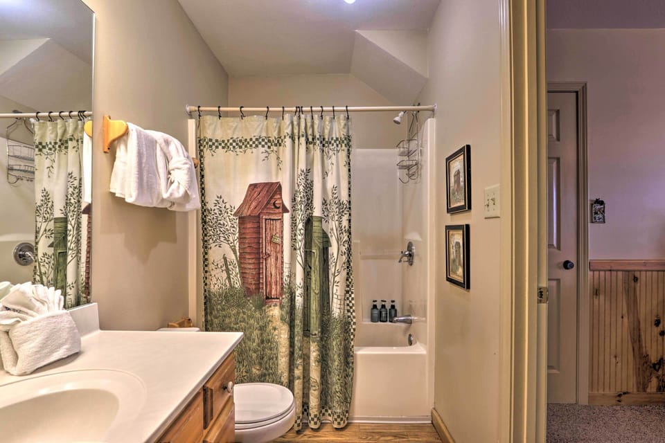 Smoky Mountain Retreat w/ Hot Tub, Arcade Games Cottage in Sevier County