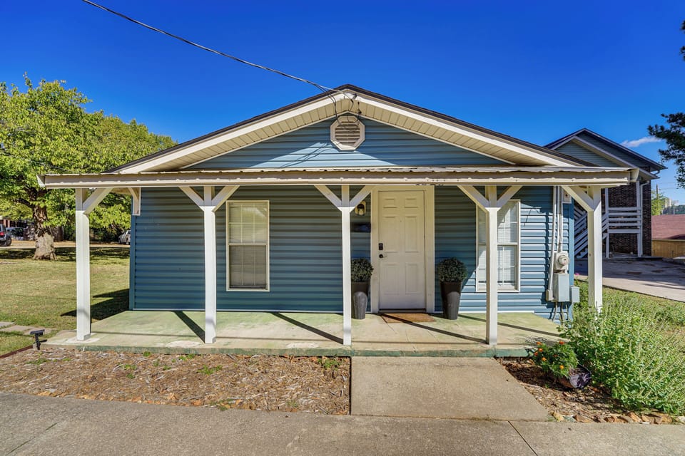Idyllic Fayetteville Home - Walk to UA Campus! Cottage in Fayetteville