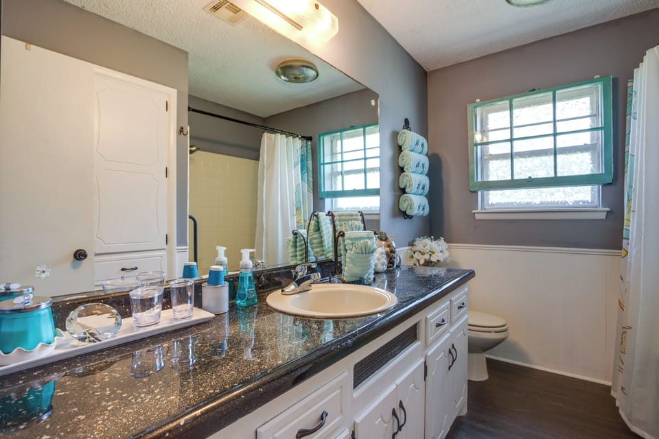 Norman Home w/ Yard, Walk to Park & OU Campus! Cottage in Norman
