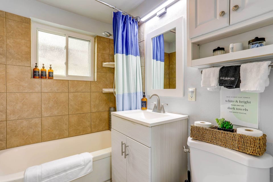 Seattle Garden Retreat: Walk to Water & Shops! Apartment in Magnolia Seattle