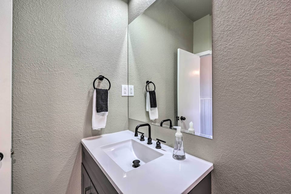 Fayetteville Vacation Rental - 2 Mi to Dtwn! Cottage in Fayetteville