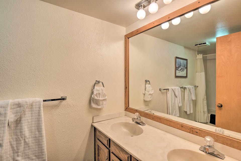 7 Mi to Keystone Resort: Condo w/ Hot Tub & Pool Apartment in Dillon