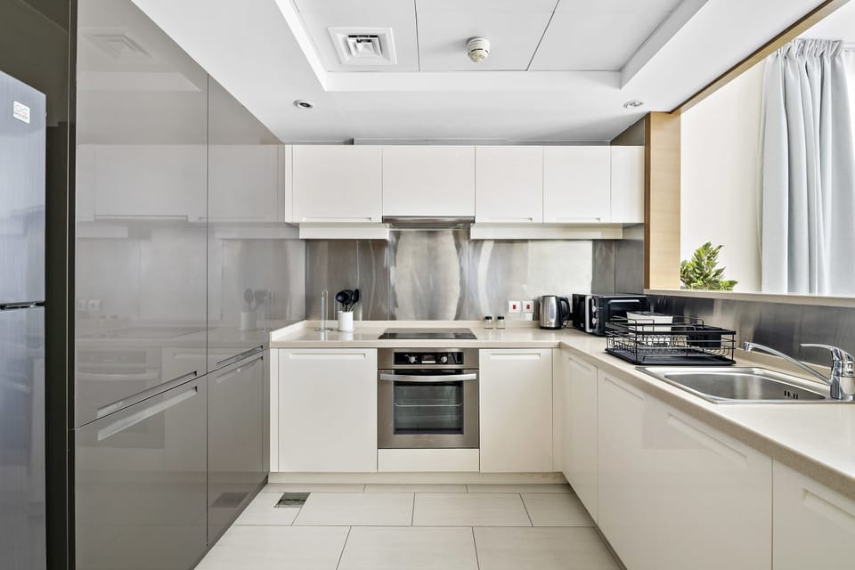 Claren T1 604 | Private kitchen | Full-size fridge, microwave, oven, stovetop