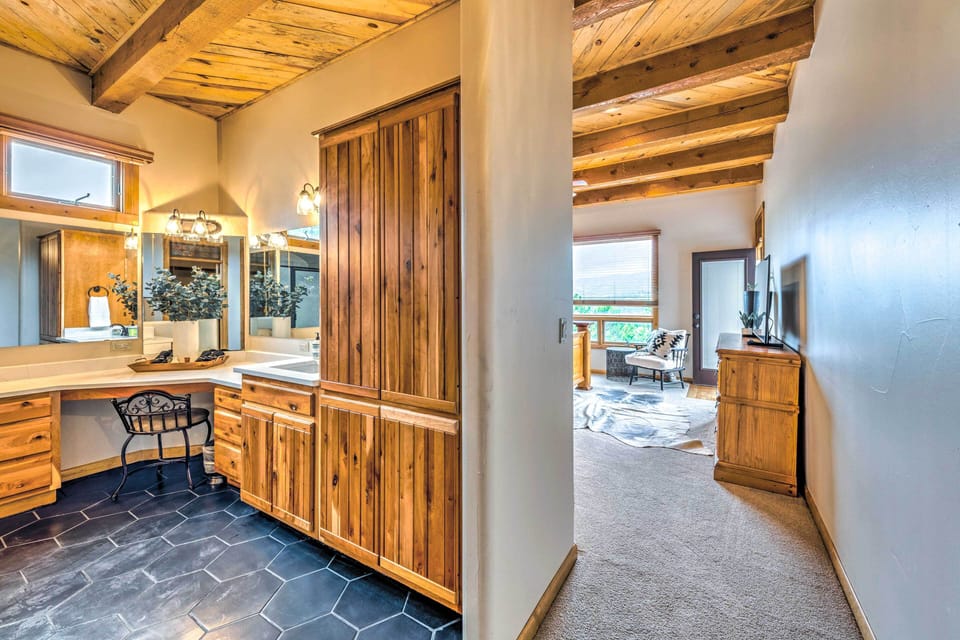 House (6 Bedrooms) | Interior