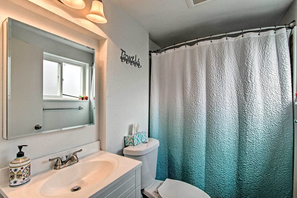 Lovely Tacoma Cottage w/ Fire Pit, Near Dtwn! Cottage in Tacoma