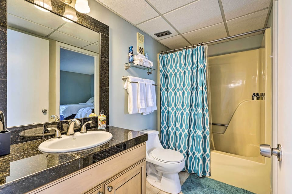 Idyllic PCB Condo w/ Pool Access & Ocean Views! Apartment in Panama City Beach