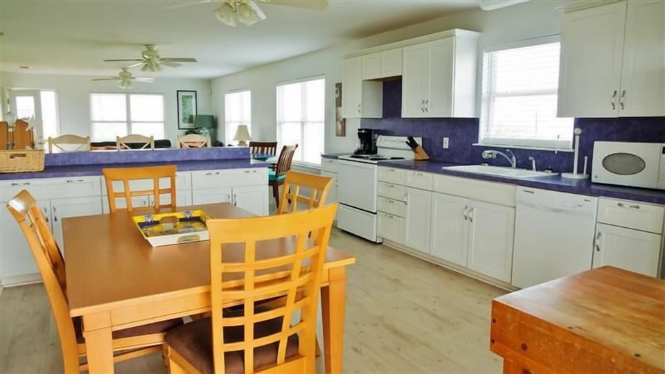 House (3 Bedrooms) | Private kitchen | Microwave, oven, stovetop, dishwasher