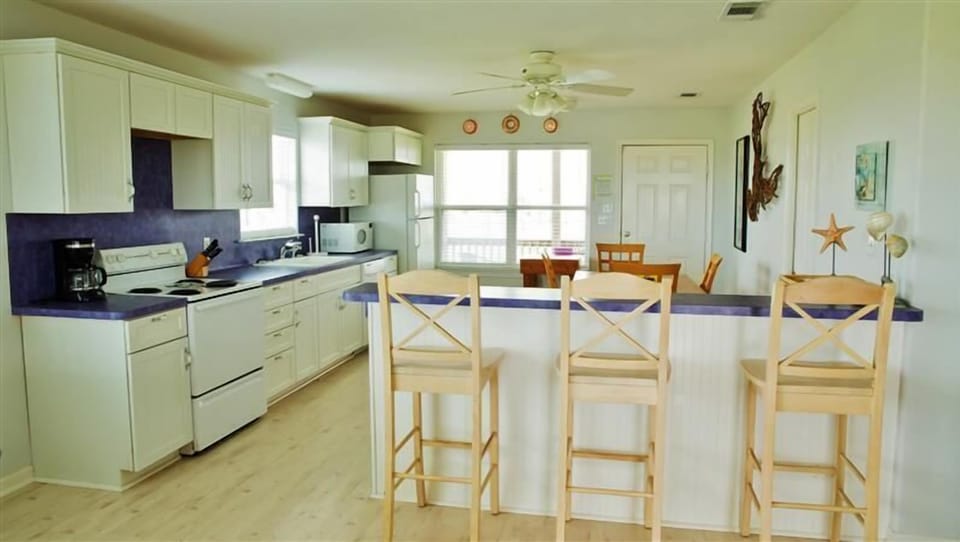 House (3 Bedrooms) | Private kitchen | Microwave, oven, stovetop, dishwasher