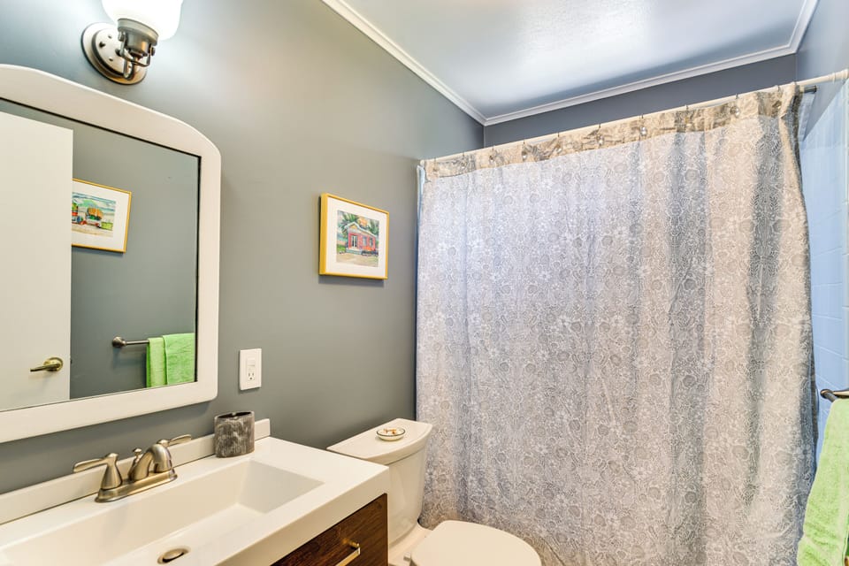 Bright Narragansett Beach Escape w/ Deck & Yard! Cottage in Narragansett Beach