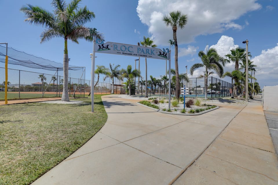 Sip, Sunbathe & Relax Poolside: Madeira Beach Gem! Apartment in Madeira Beach