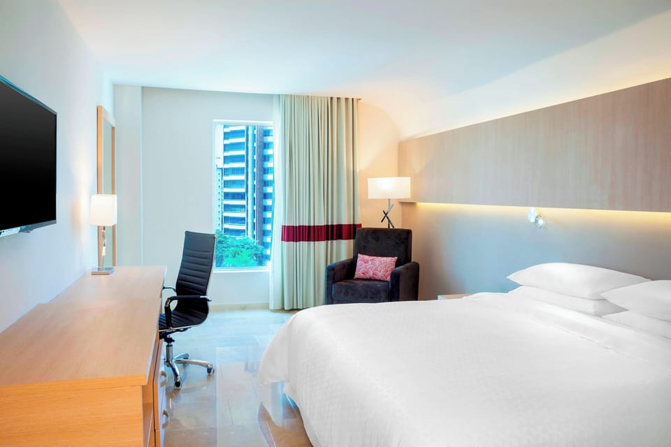 Traditional Room, 1 King Bed | Premium bedding, minibar, in-room safe, desk