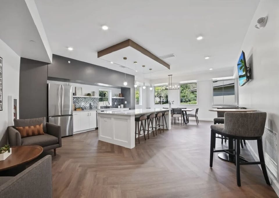 Royal Condo | Shared kitchen | Espresso maker, coffee/tea maker, electric kettle, ice maker