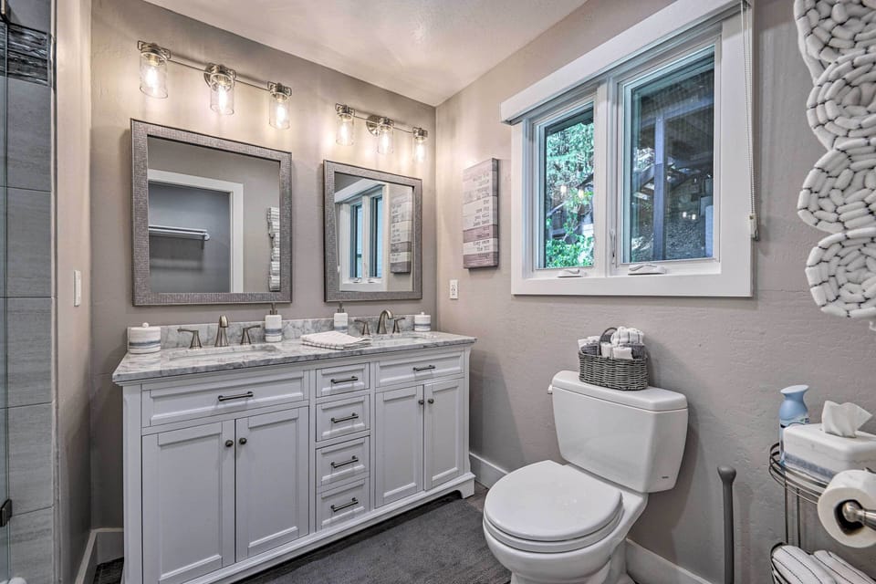 Airy Alpine Getaway w/ Lake Arrowhead Views! Cottage in Lake Arrowhead