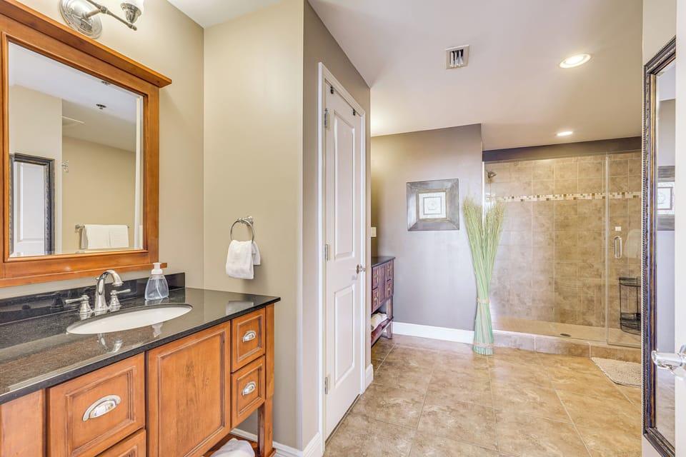 Beachfront Panama City Condo: Walk to Pier Park! Apartment in Panama City Beach