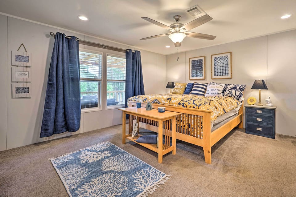 Updated Tuskahoma Cabin w/ Fire Pit & Deck! Cottage in Oklahoma