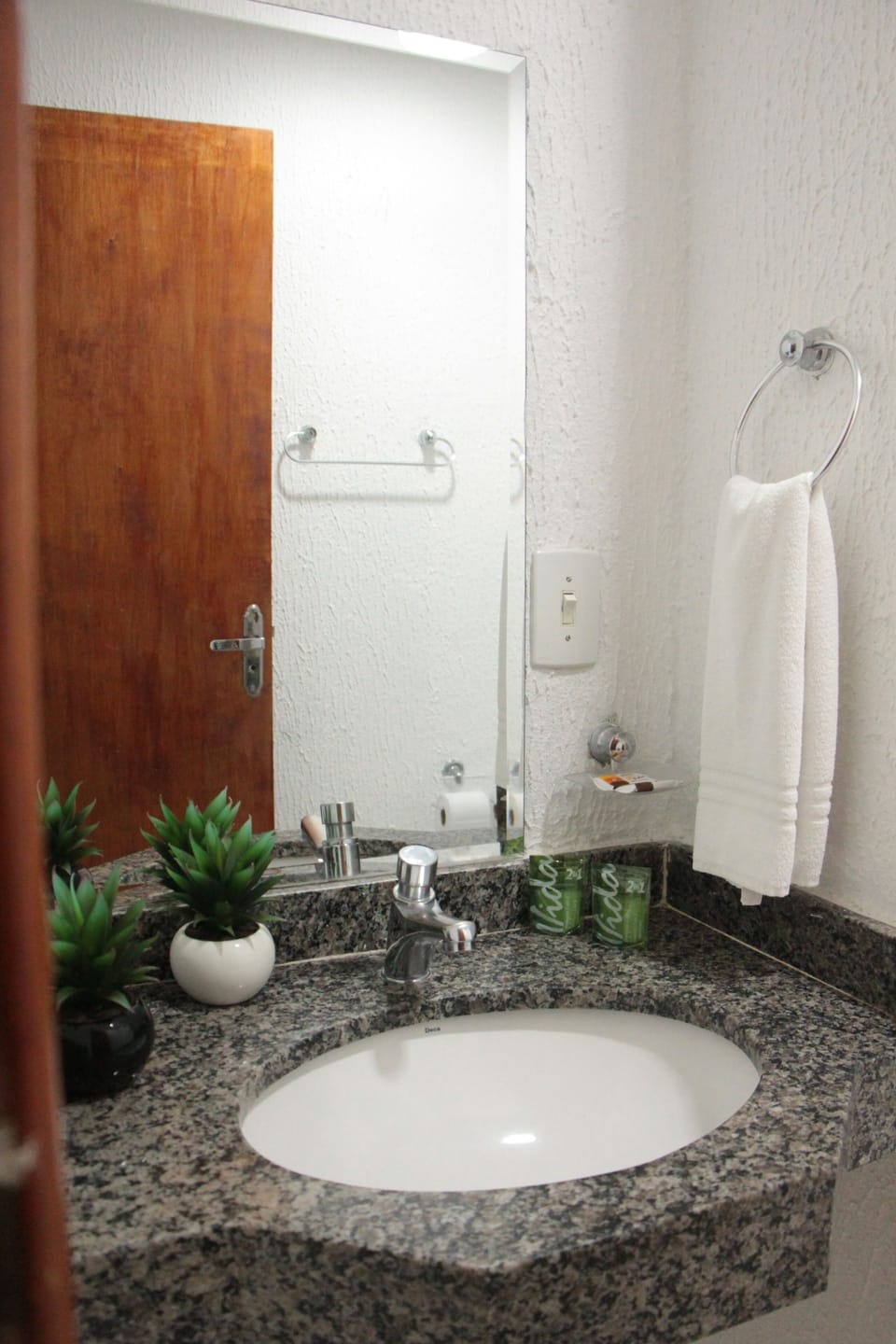 Standard Single Room | Bathroom | Shower, rainfall showerhead, towels