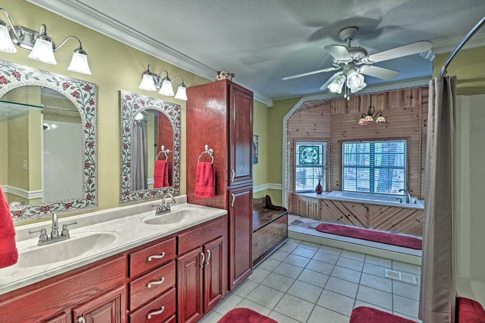 Secluded Edgemont Getaway w/ Huge Outdoor Deck! Cottage in Greers Ferry Lake