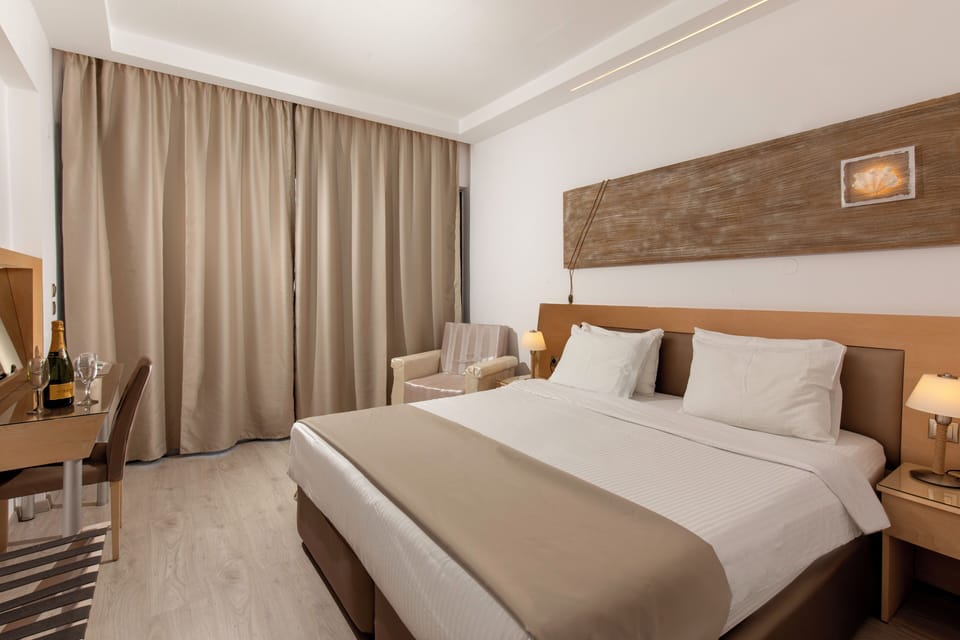 Premium bedding, free minibar, in-room safe, soundproofing