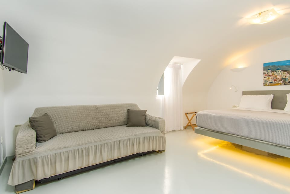 Superior Suite | Living area | 32-inch LCD TV with cable channels, TV