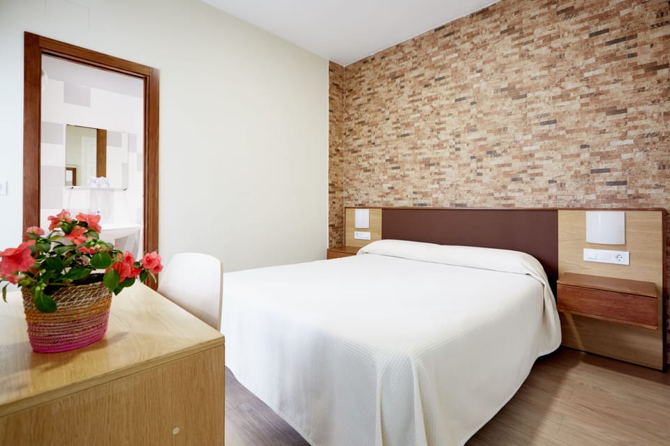 Double or Twin Room | Minibar, in-room safe, desk, laptop workspace